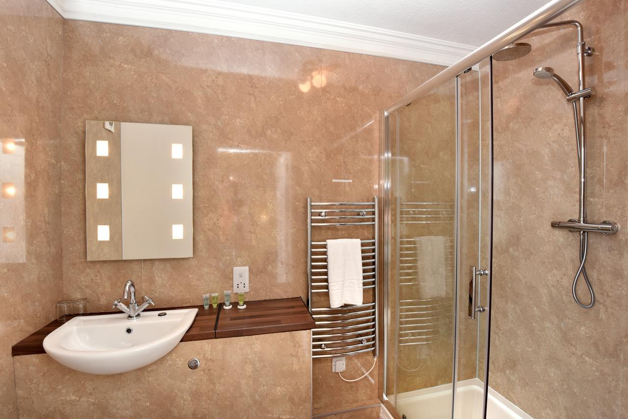 The Royal Hotel Кромарти Экстерьер фото